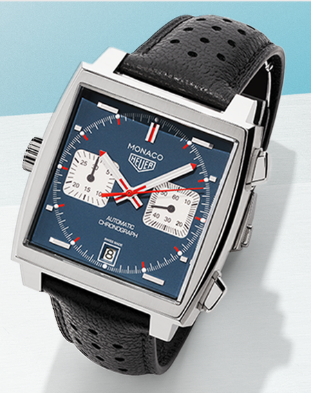 Montre TAG Heuer Monaco sur fond bleu.